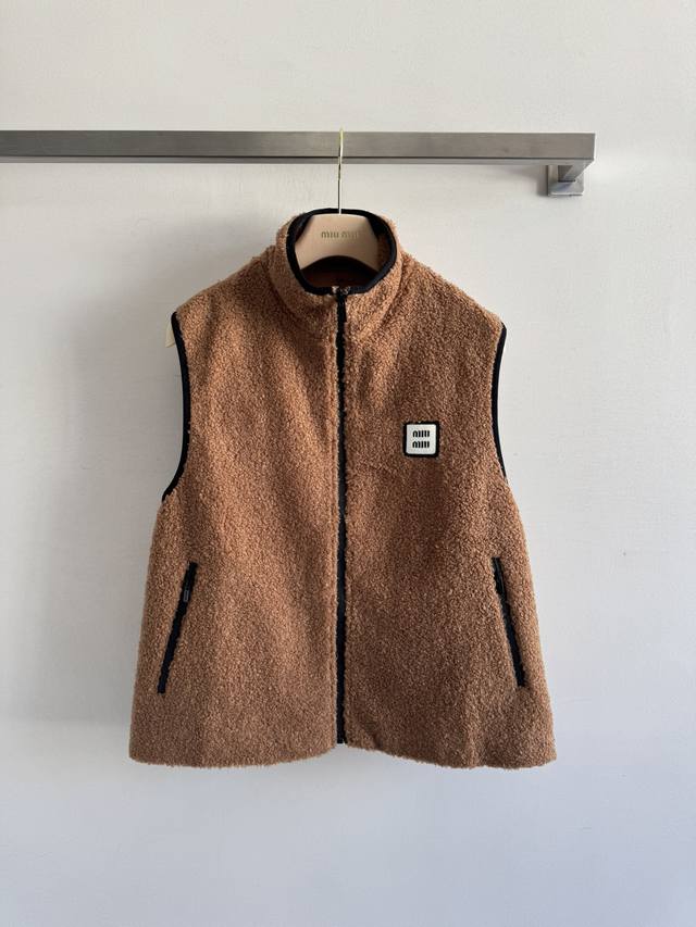 Miumi* 225 New lambswool vest with large grain plush for a soft feel. The iconic