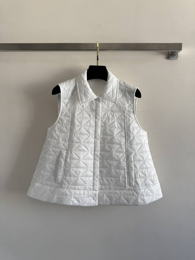 Moncler25's new autumn and winter lapel cotton vest has a badge and letter logo