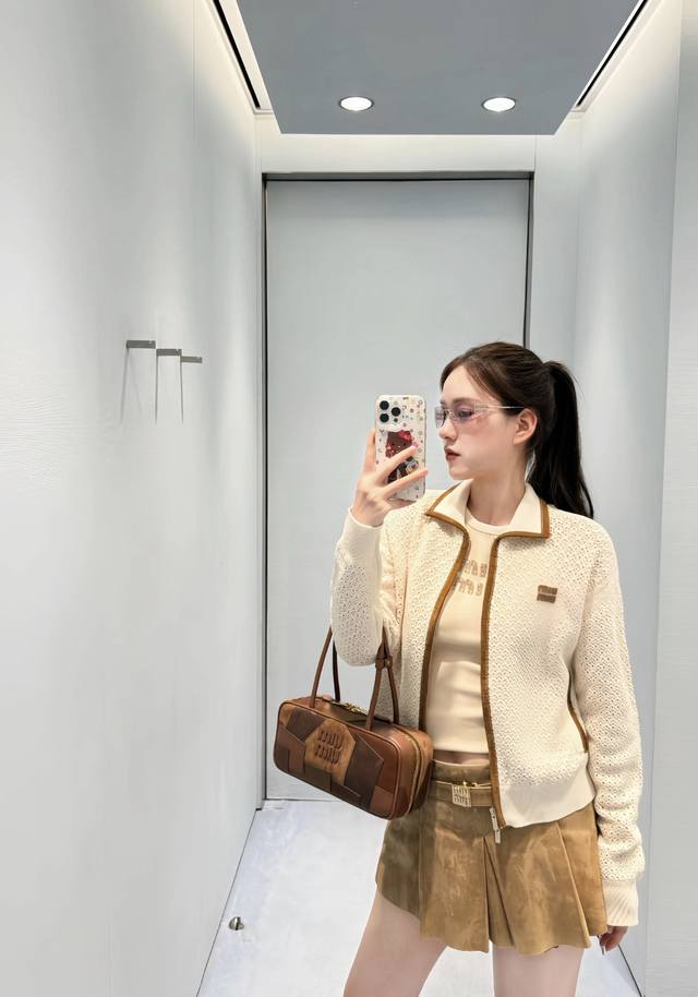 Miu's new autumn/winter 25 zippered contrast lapel knitted cardigan. The all-ove