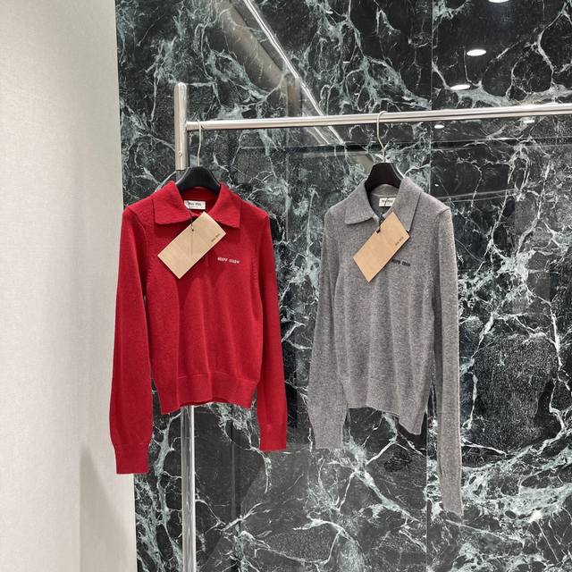 Miu 25 Early Fall new release. A lapel knitted long-sleeved top with a half-open