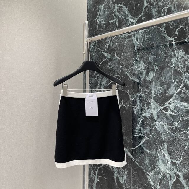 D's 25 early autumn new contrast color knitted skirt with star buckle decoration