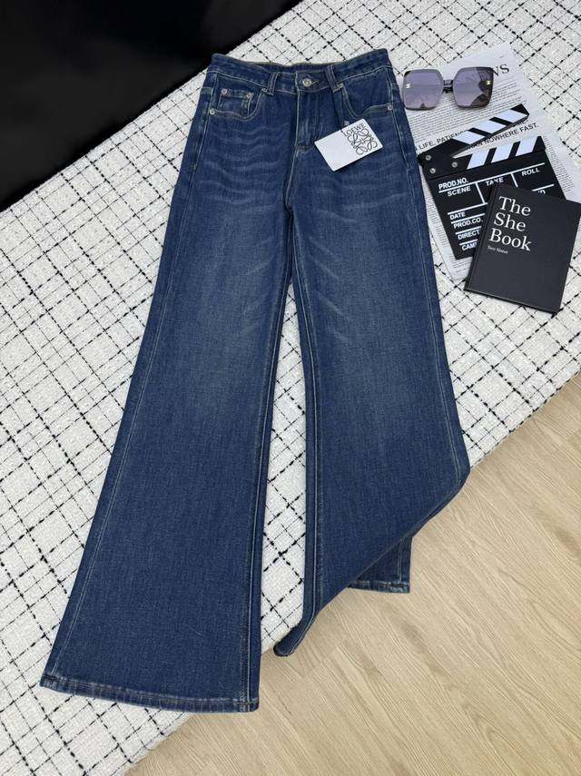 Loew*25 new slimming jeans with Max pockets and laminated logos. Made of importe