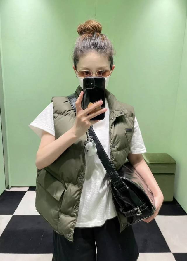 pd 25 New cotton vest for early fall. Brand logo on the chest. Front pocket desi