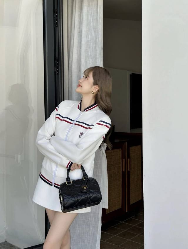 Djia 25 early autumn new striped zipper knitted cardigan. The chest embroidery o