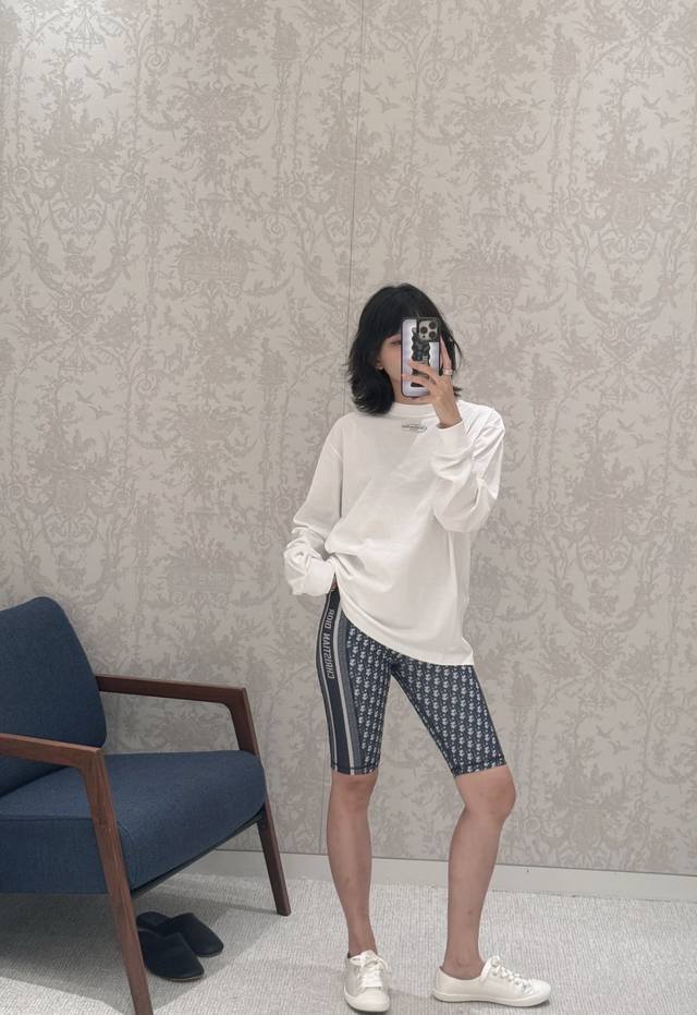 Djia 25 early autumn new letter patch long sleeve T-shirt. The classic brand let