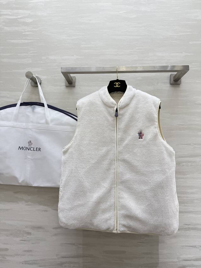 Moncle2's new fall/winter reversible down vest with 90% down filling. High-qual