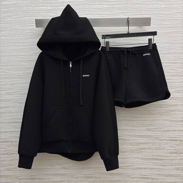 G autumn and winter hooded half-zip casual suit. A pure black hooded zipper swea