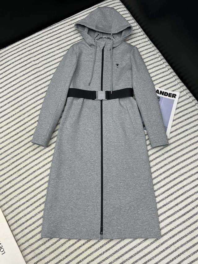 Dio*25's new embroidered logo bee-decorated hooded long dress combines the youth