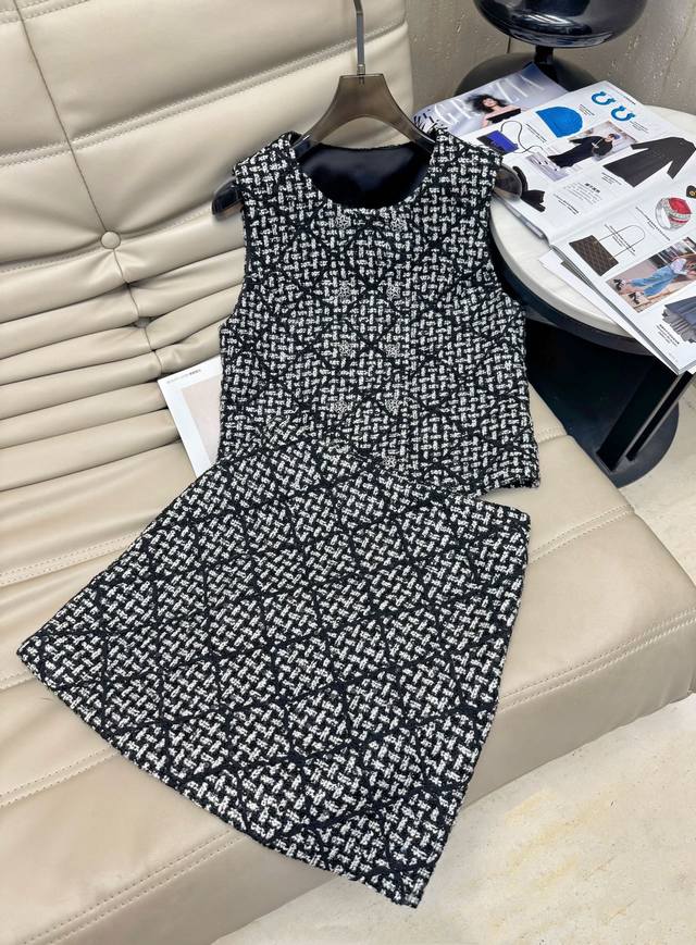 2025's latest early autumn Chanel-style tweed plaid suit with a double-breasted