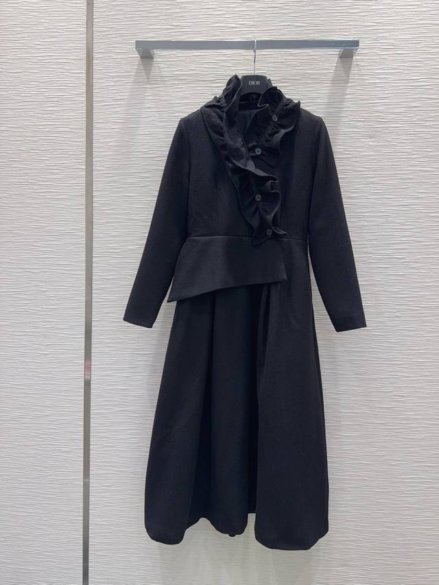Christian Dio*'s new 2025Fw dress features a classic British-inspired design, cr