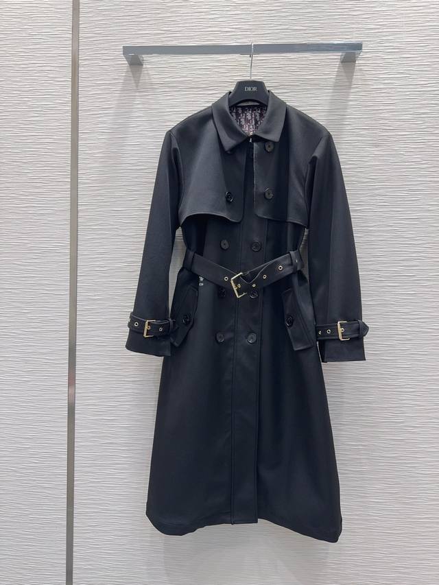 Christian Dio*'s new 2025Fw trench coat features a classic British-inspired desi
