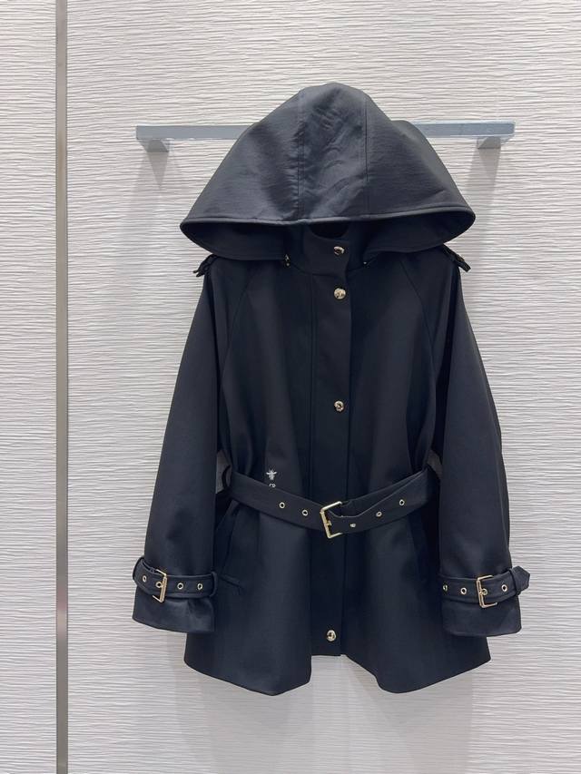 Christian Dio*'s new 2025Fw trench coat features a classic British-inspired desi