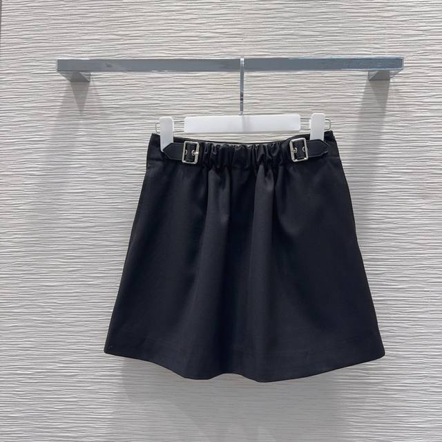 Loe W*E2025Fw new short skirt is simple and elegant. It is of high-end imported