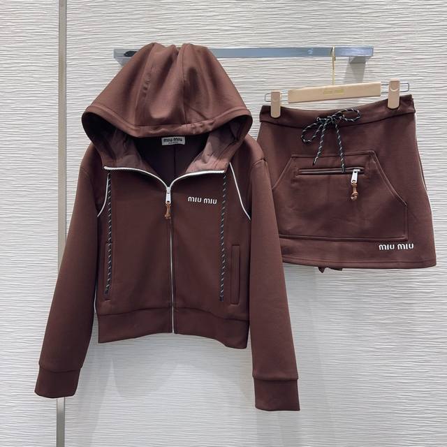 Miu Mi*2025Fw suits are made of space cotton for exceptional comfort. There's n