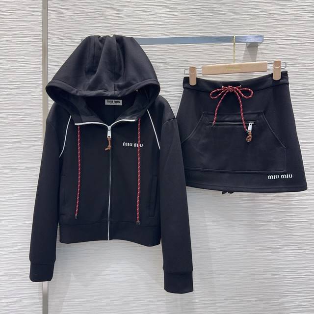 Miu Mi*2025Fw suits are made of space cotton fabric for exceptional comfort. Th