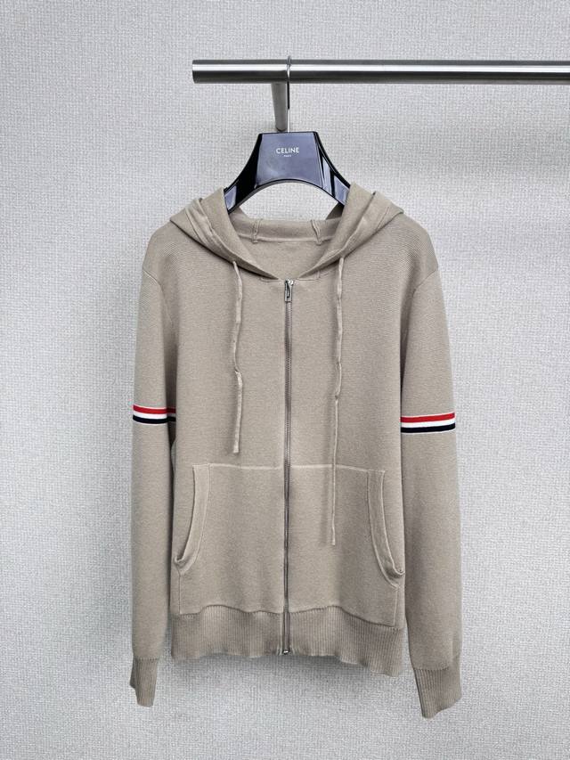 The Tb knitted cardigan jacket is still made of pure wool and still has the cla