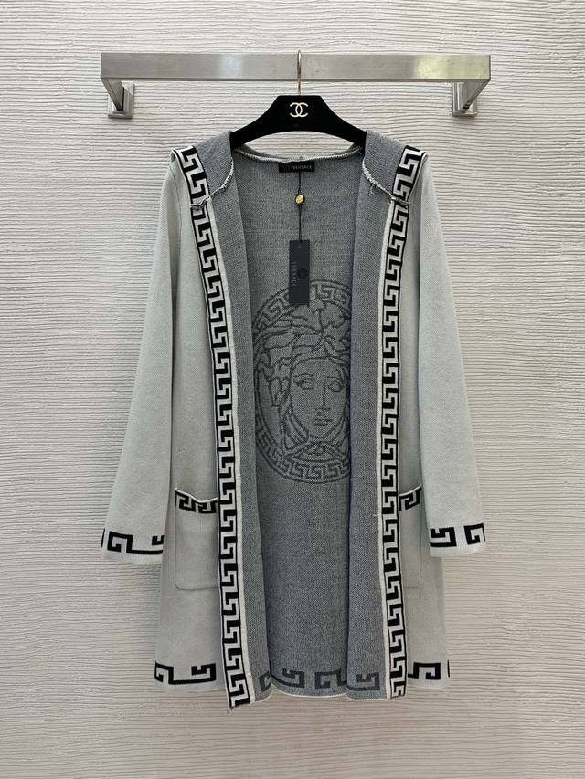 Versac's latest classic Medusa round head portrait loose hooded knitted cardigan