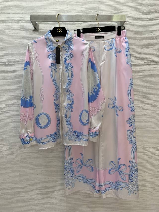 Versac's latest palace-style Baroque print two-piece suit! Loose-fitting button-