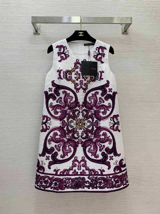 Dolce & Gabbana's latest high-end custom purple retro jacquard fabric has a cris