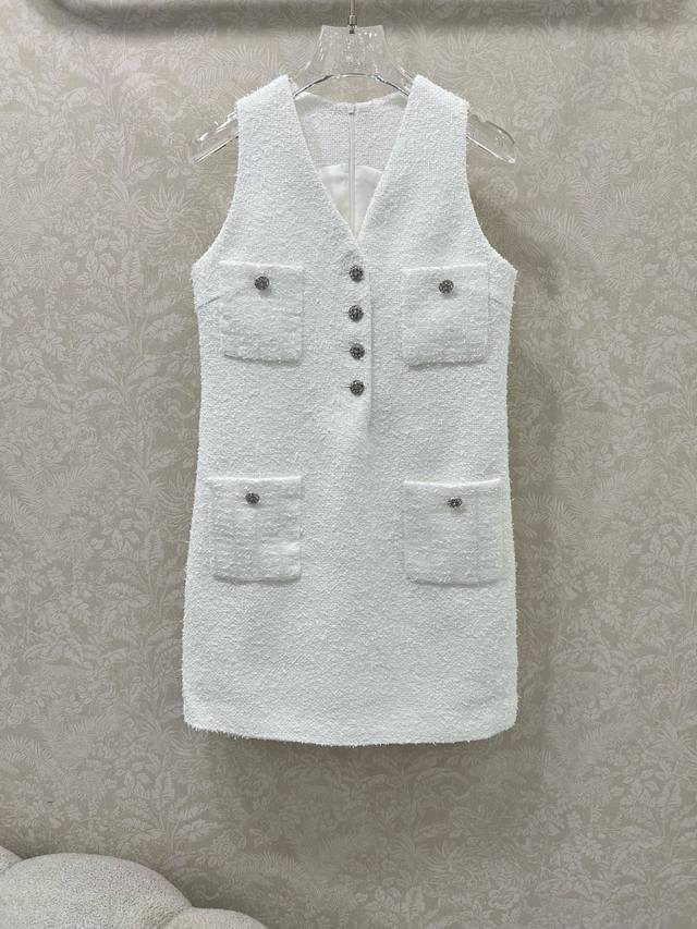 Chan*L 25's new sequined woven vest dress is luxurious and fashionable. Made of