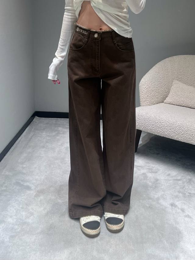 Loew* 2025Fw Fall/Winter debut denim trousers. Multiple washes create a premium,