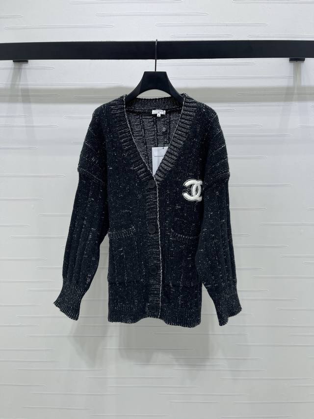 New, original, high-quality Chane* 2025 Early Fall Collection! V-neck knitted c