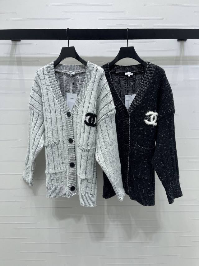 New, original, high-quality Chane* 2025 Early Fall Collection! V-neck knitted c