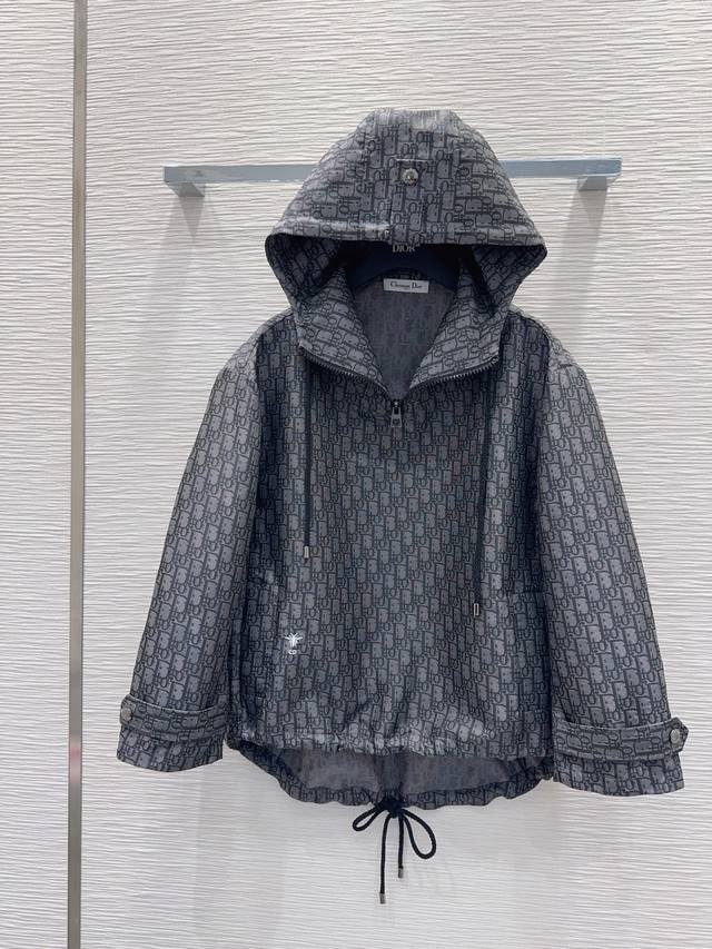 Christian Dio*'s 2025Fw new top is a no-brainer. It's a cool yet stylish piece,