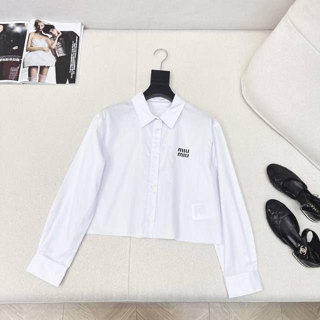 Miu 25Ss' latest early fall logo embroidered cotton cropped shirt. High-count co