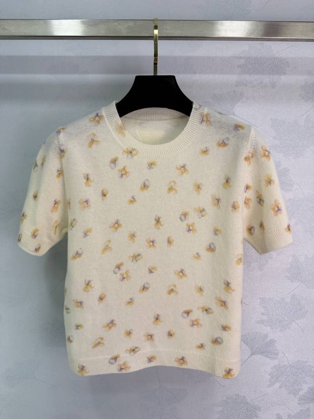 pr*25 New early fall floral knit short-sleeved top. Delicate yellow floral patte