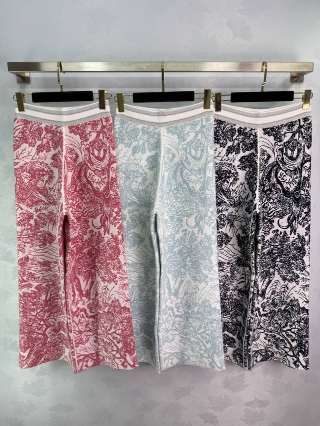 Dio* 2025 Early Fall New Rue Jungle Collection, reversible knit wide-leg pants.
