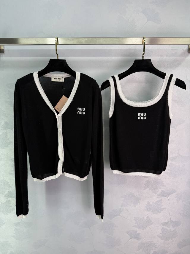 Miu*25 new fall/winter knitted cardigan vest two-piece set. White lace trimmings