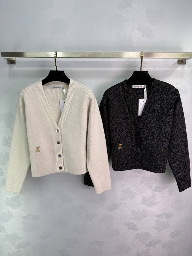 Dio*25 Early Fall new bee knitted cardigan with a V-neck, button design, and gol