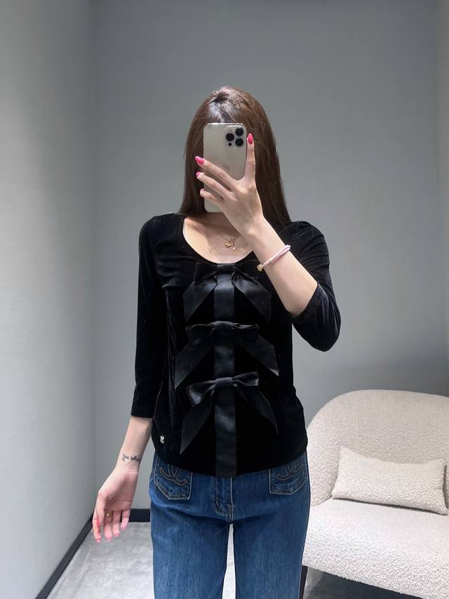 Chanel Chan**L2025Fw Haute Couture Collection Gold Velvet Bow Top. The uniquely