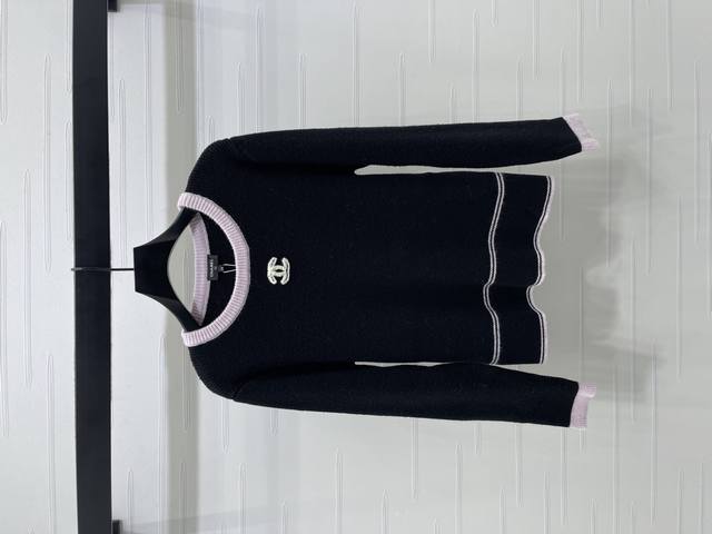New, original, high-quality Chane* 2025 Early Fall collection! Crew-neck long-s