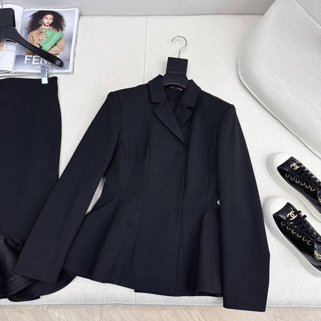 Exclusive debut of the Fd 25Ss latest fall/winter versatile short black blazer.