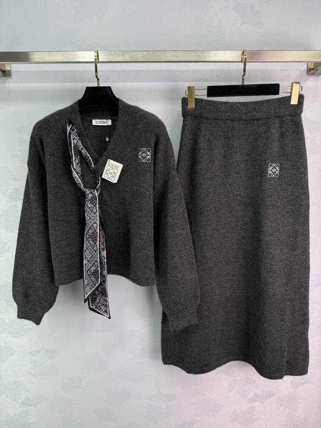 Loe*25's new early fall knitted set: a V-neck knitted top and skirt with chest l