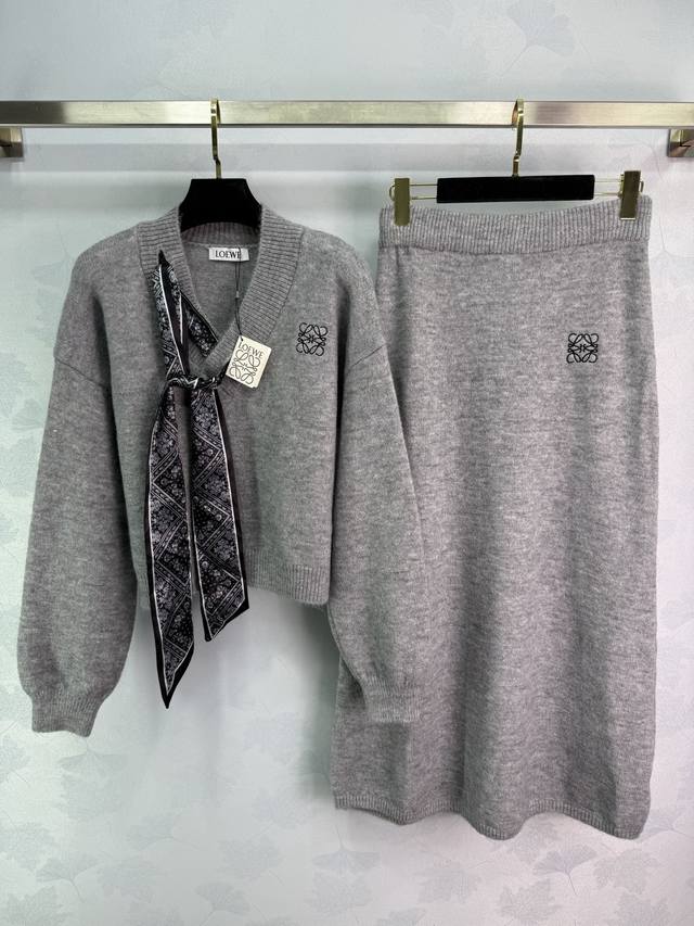 Loe*25's new early fall knitted set: a V-neck knitted top and skirt with chest l