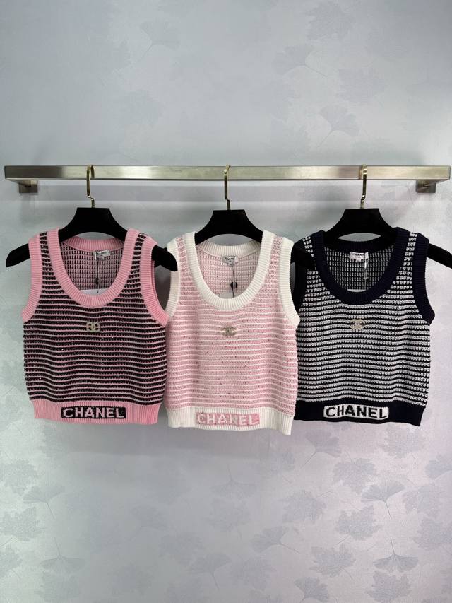 Ch*25 New early fall striped knitted vest, featuring a classic double C brooch a