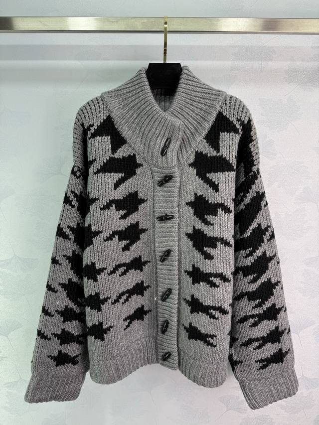 Niche*2025Ss Early Fall New Arrival Houndstooth Retro Horn Button Round Neck Car