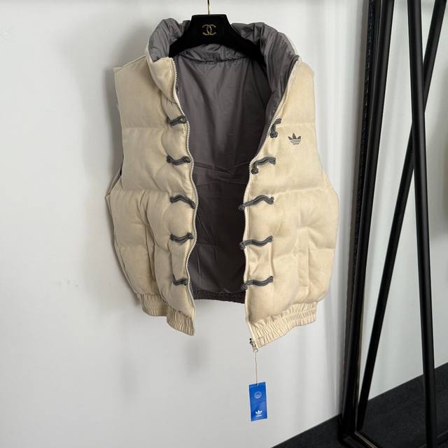 Style No. 20255617 Adidas' latest three-piece warm suit, featuring a Chinese-st