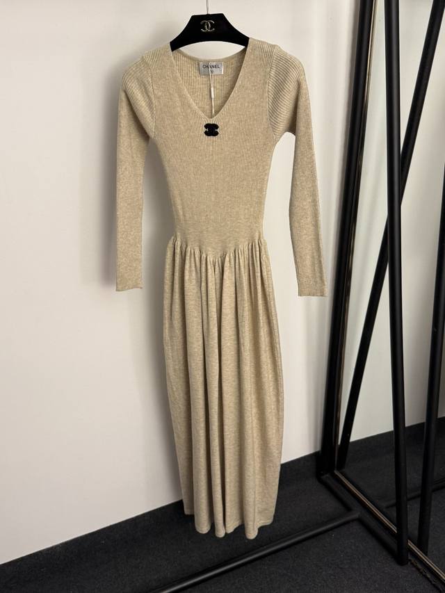 Style No. 20255859 Chanel* new flocked logo patch V-neck waist knitted long-sle
