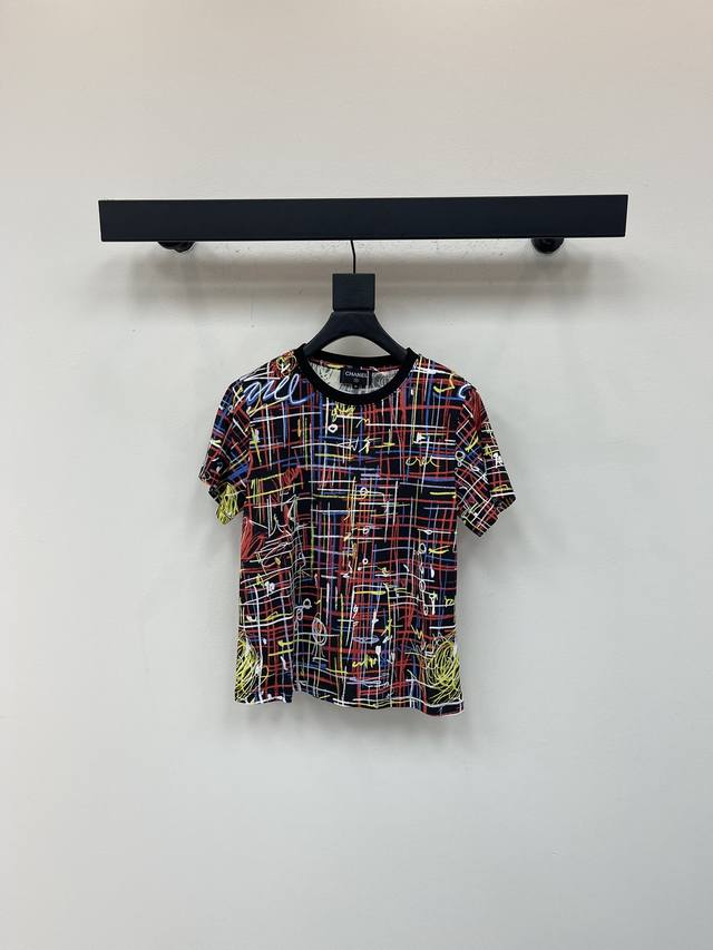Chane*25's new early fall crew-neck, graffiti-print short-sleeved T-shirt. Custo