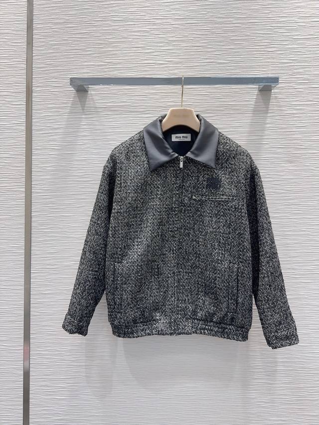 Miu Mi*'s new 2025Fw coat features a classic design that's refined and stylish,