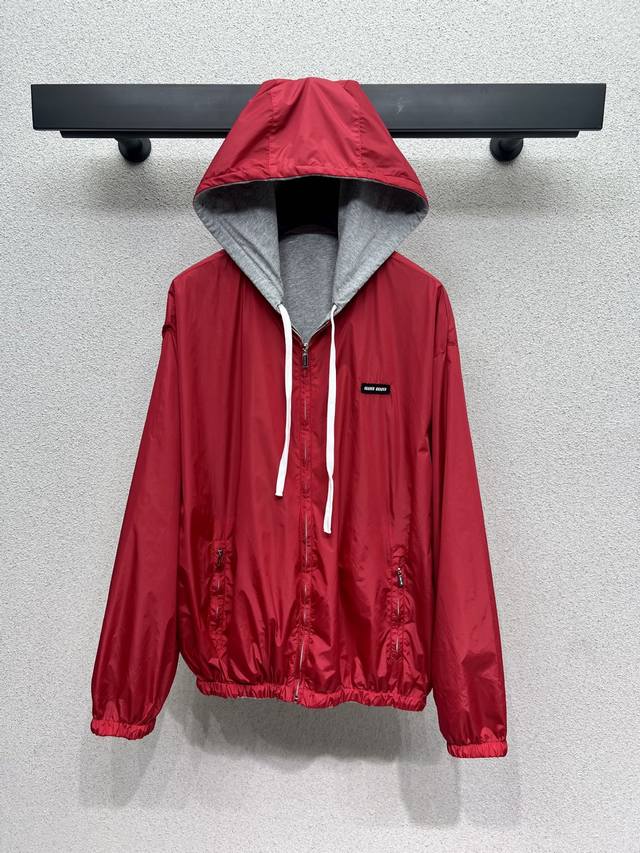Miu's reversible casual jacket is smart, neat, and stylish. Recommended for eve
