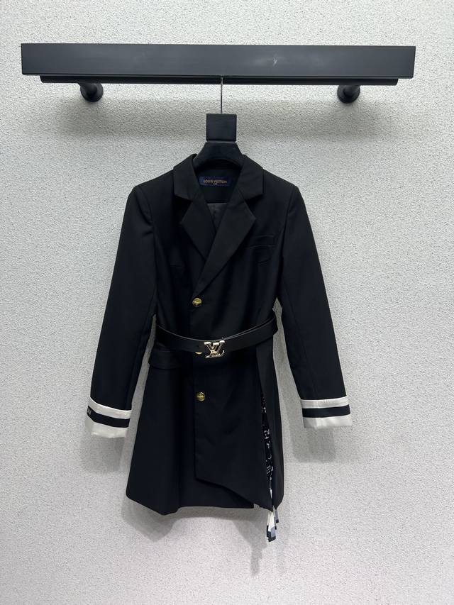 L A long, irregular blazer with a belt! This sophisticated, crafted jacket perfe
