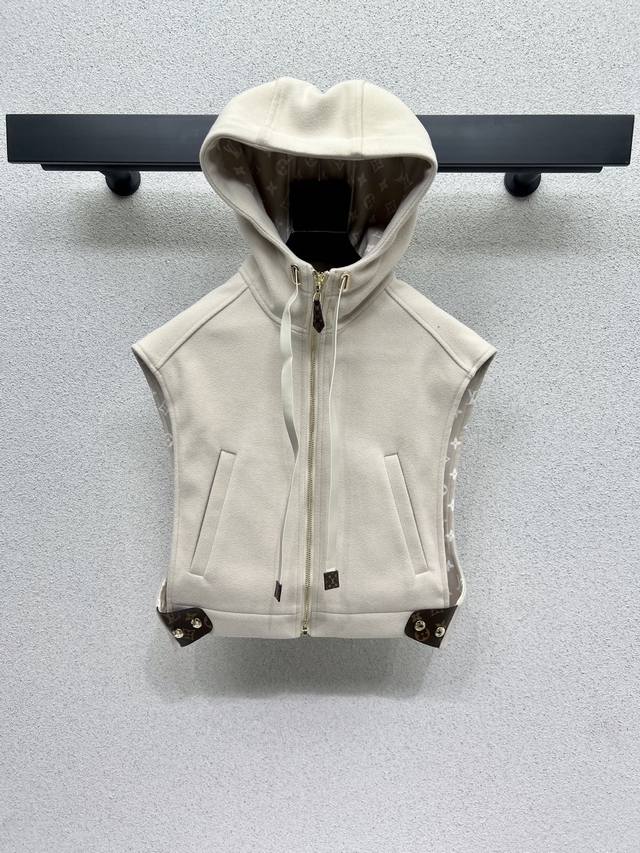 L's beige wool vest is smart, neat, fashionable, and well-matched. Recommended f