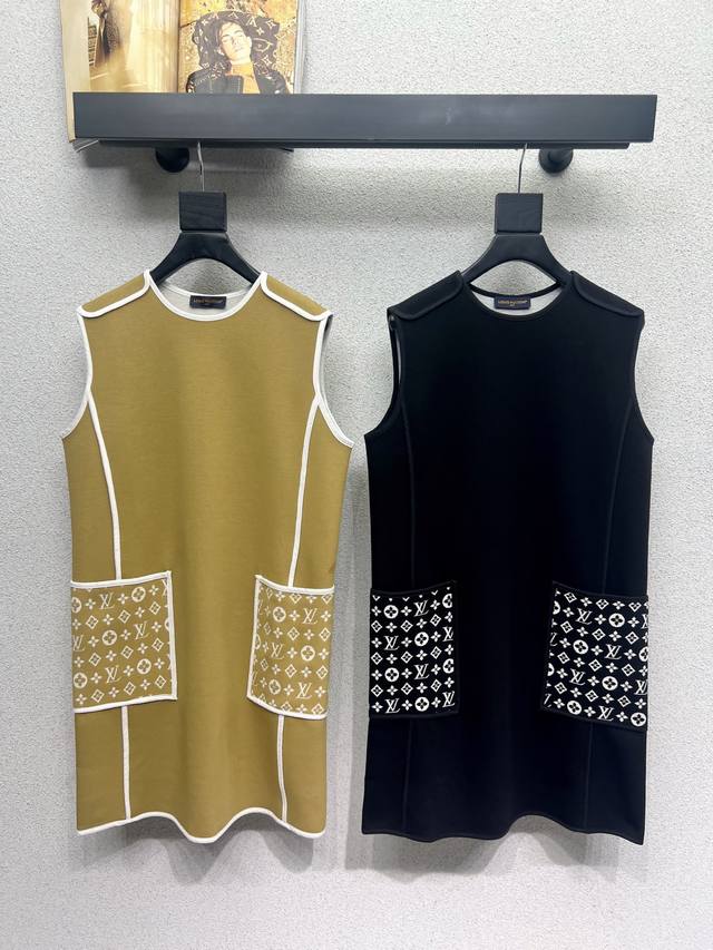L's signature floral sleeveless dress with pockets. Made of a unique textured ma
