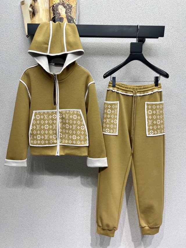 L's classic patterned casual suit with pockets. Made of a unique material with a