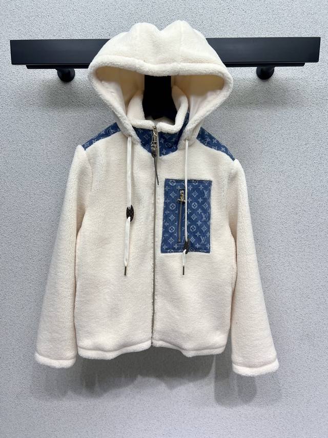 L's lambswool hooded jacket is a must-have for eco-friendly lambswool fashionist